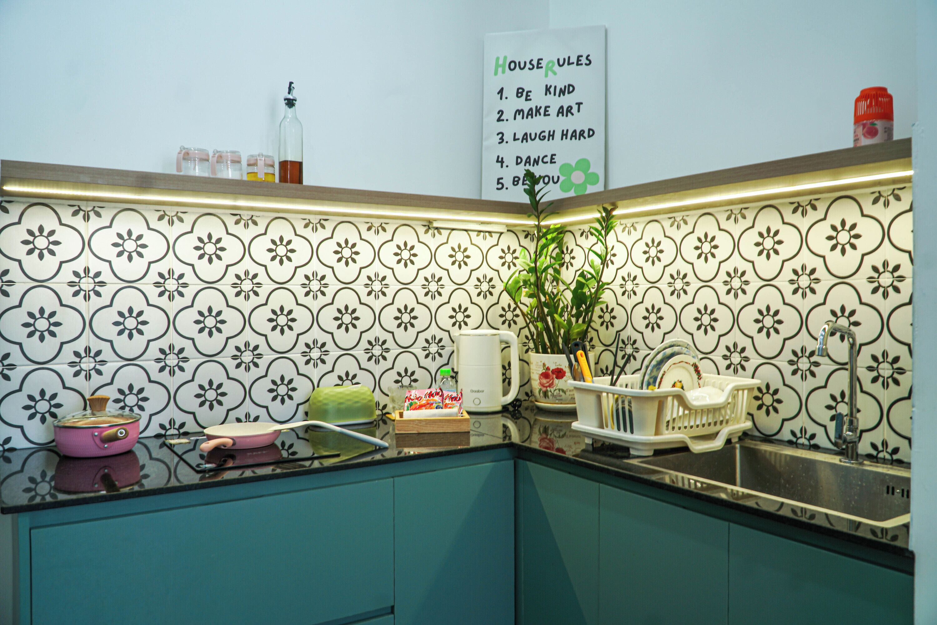 Deluxe Double Room, Balcony | Private kitchen | Fridge, stovetop, cookware/dishes/utensils