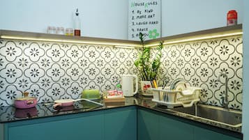 Deluxe Double Room, Balcony | Private kitchen | Fridge, stovetop, cookware/dishes/utensils