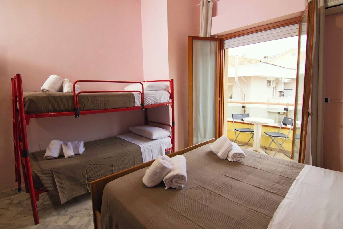 Habitación cuádruple básica | Escritorio y wifi gratis 