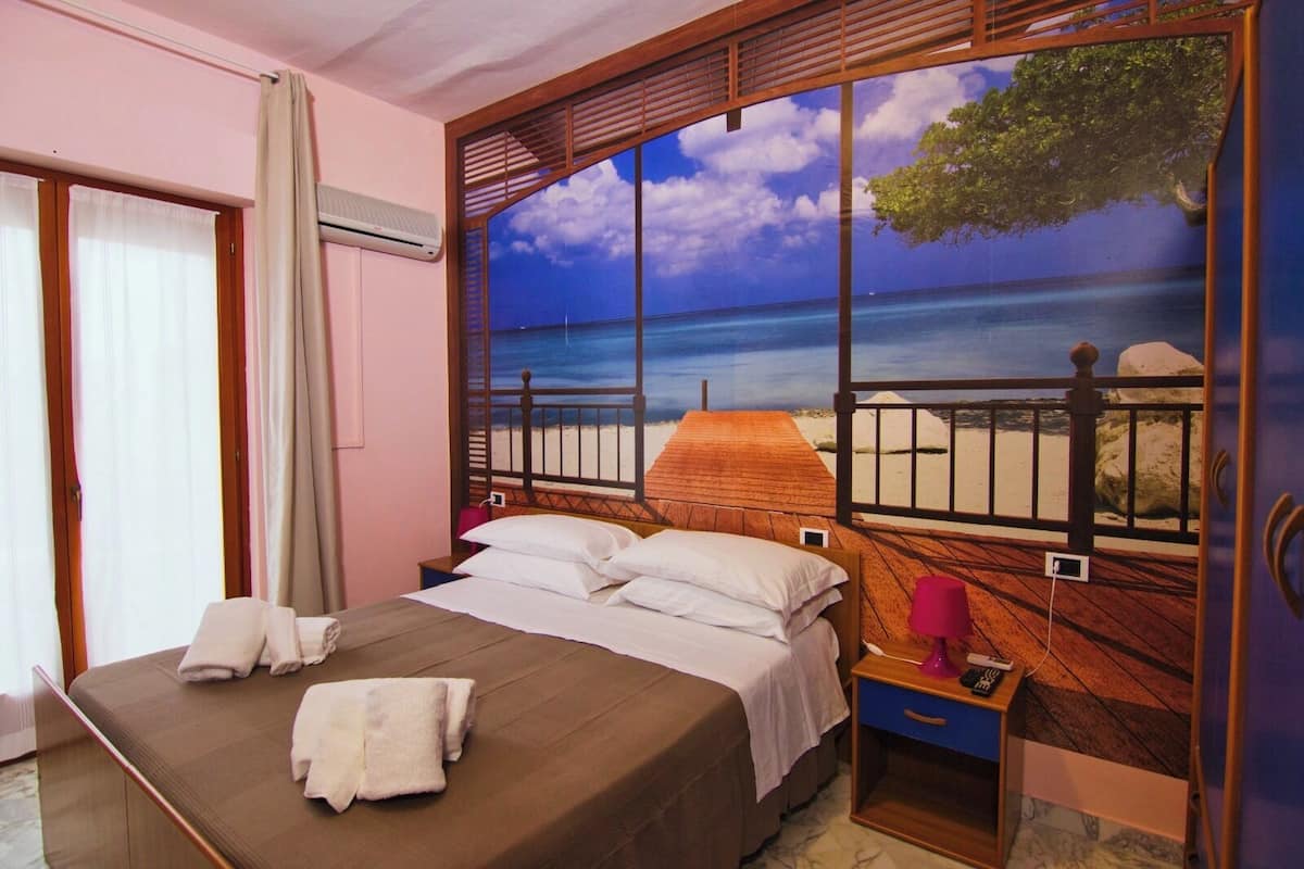 Habitación básica con 1 cama matrimonial o 2 individuales | Escritorio y wifi gratis 