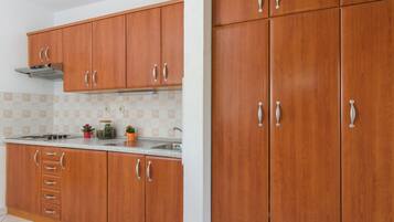 Coffee/tea maker, fridge, oven, stovetop