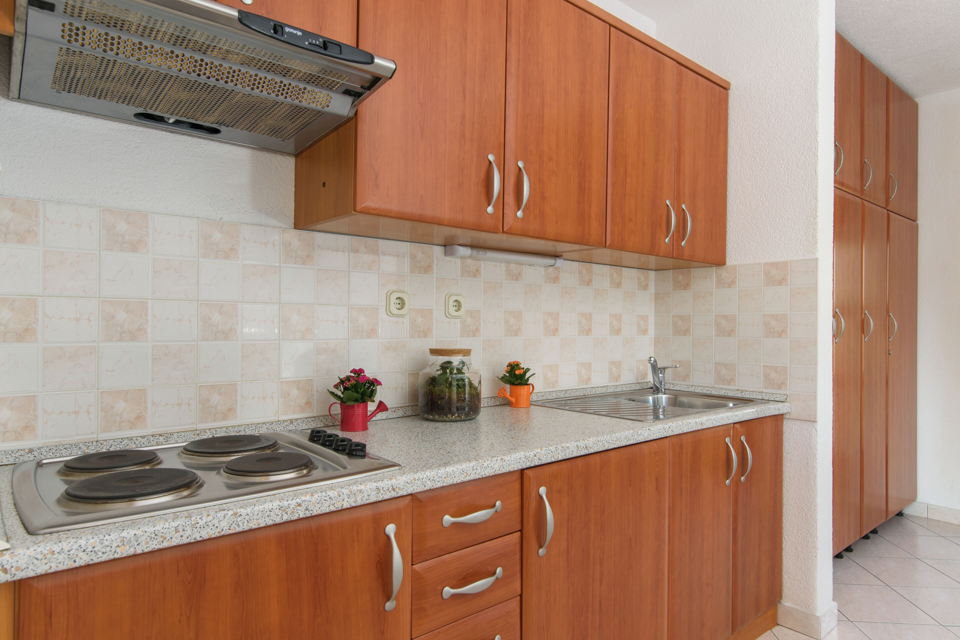 Cafetera/tetera, refrigerador, horno, placa de cocina