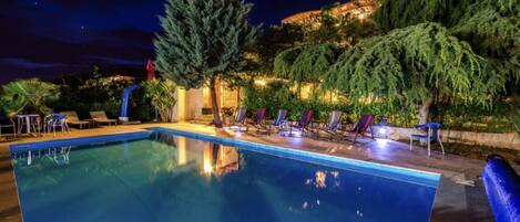 Outdoor pool, a heated pool