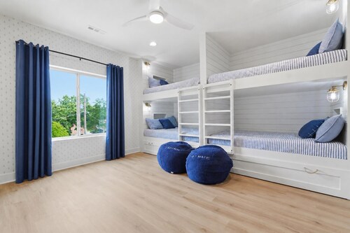Luxury Lakefront Escape on Beaver Lake - Sleeps the Whole Crew