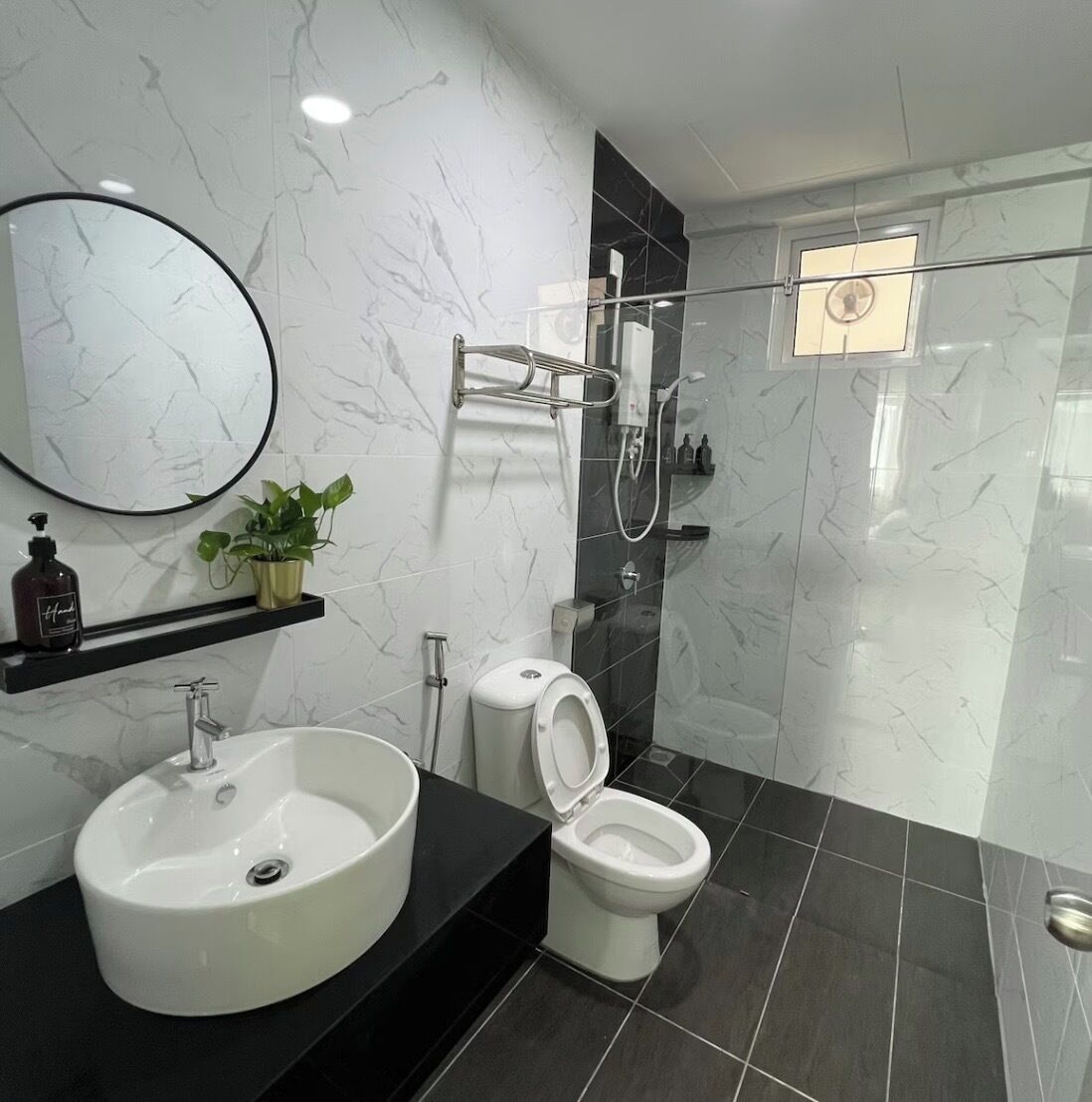 Secador de pelo, bidet, toallas, jabón