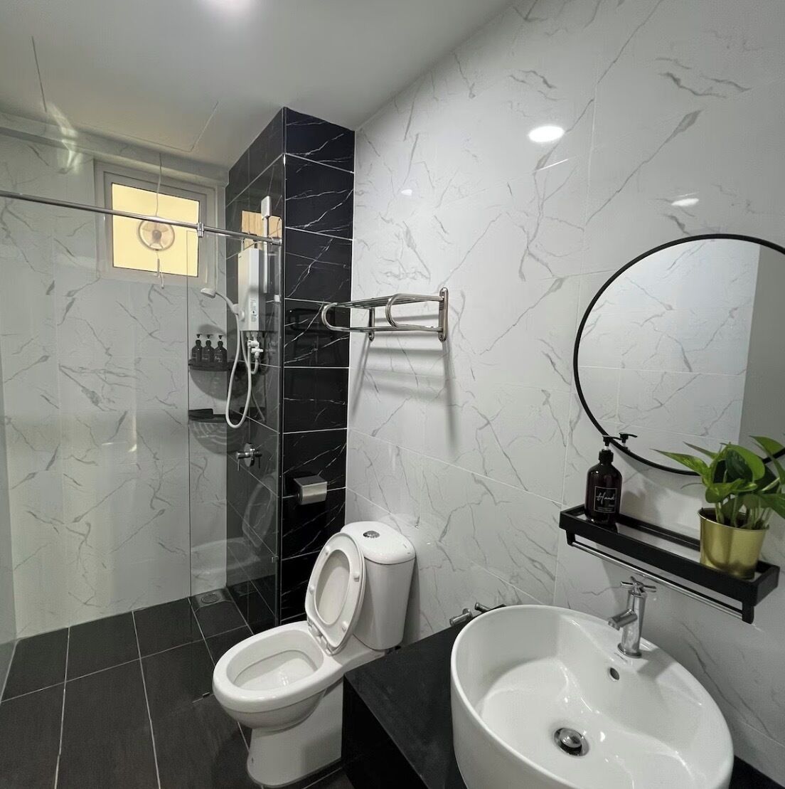 Haartrockner, Bidet, Handtücher, Seife