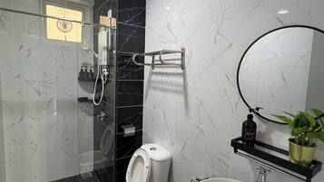 Haartrockner, Bidet, Handtücher, Seife