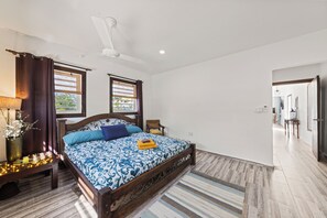 Tabla de planchar con plancha, wifi gratis y ropa de cama