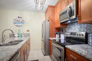 Coffee/tea maker, fridge, microwave, oven - Kona Reef F22: Top-Floor Condo with Ocean Views (Kailua-Kona)