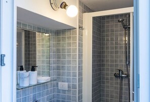 Douche, sèche-cheveux, serviettes fournies, papier toilette