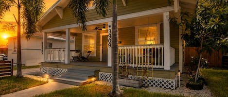 Een gelijkvloers huis met veranda, garage en het nummer '3909' op de paal.