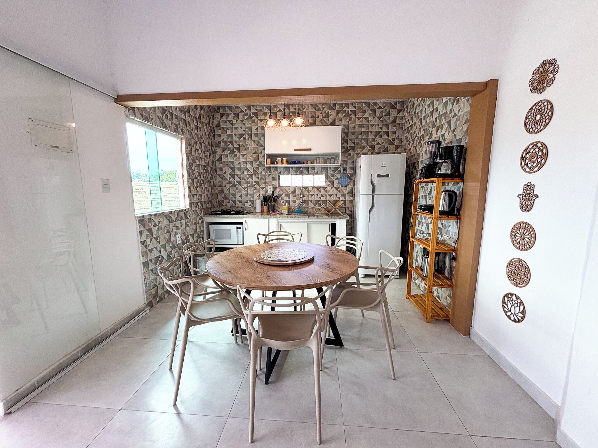Coffee/tea maker, fridge, microwave, stovetop