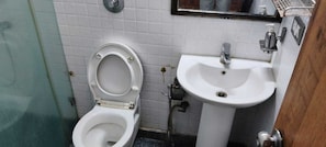 Quarto casal luxo, sacada | Banheiro | Chuveiro, produtos de toalete grátis, toalhas de banho, sabonete