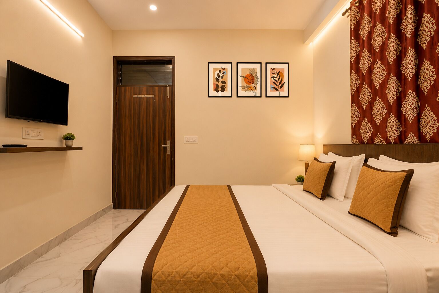 Habitación de hotel con una cama, un televisor, una puerta y tres cuadros en la pared.