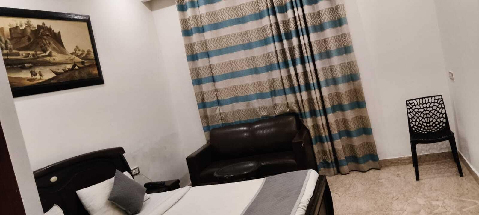 Desk, laptop workspace, free WiFi
