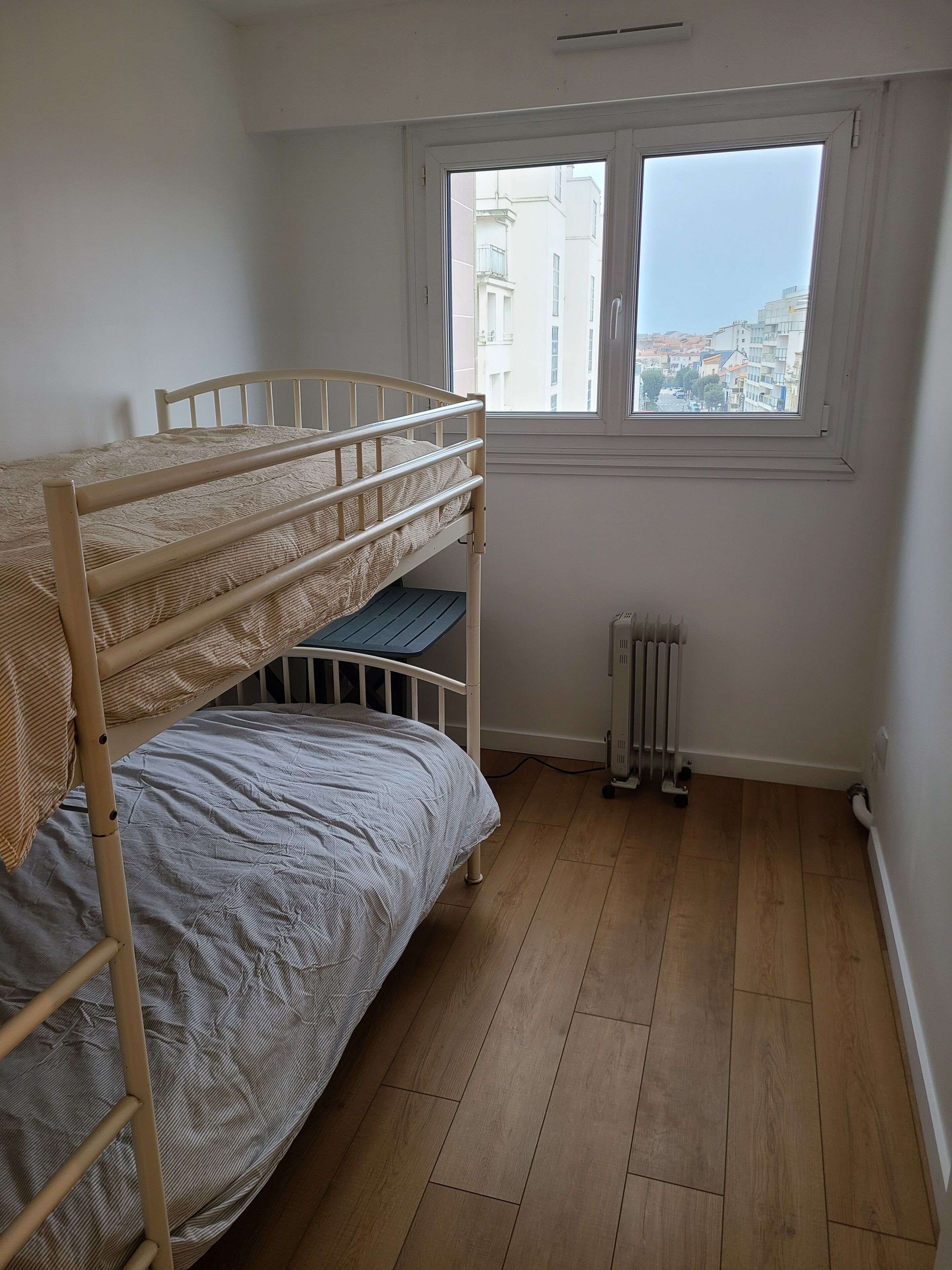 Tabla de planchar con plancha, wifi, ropa de cama