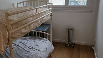 Tabla de planchar con plancha, wifi, ropa de cama
