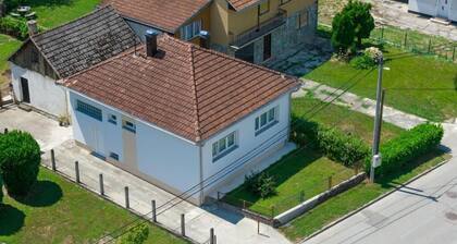 Alba House Bihac - Cozy 2-bedroom house in delightful Bihać with AC