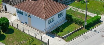 Alba House Bihac - Cozy 2-bedroom house in delightful Bihać with AC