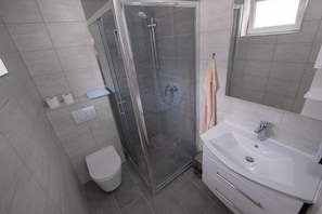 Douche, sèche-cheveux, serviettes fournies, savon