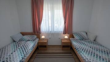 2 bedrooms, iron/ironing board, WiFi (free)