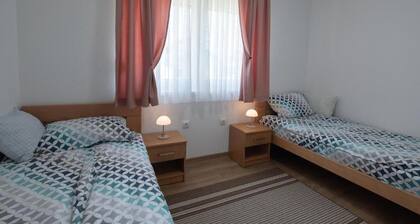 Alba House Bihac - Cozy 2-bedroom house in delightful Bihać with AC