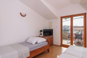 Desk, iron/ironing board, travel cot, free WiFi - A3 – apartment Robi with shared heated pool & balcony, near the beach (Seget Vranjica)