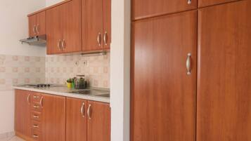 Coffee/tea maker, fridge, oven, stovetop