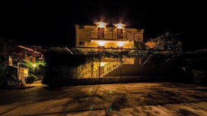 Un edifici de dues plantes amb una escala que mena al nivell superior.