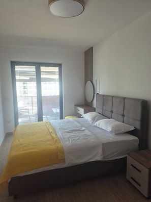 Tabla de planchar con plancha, wifi, ropa de cama