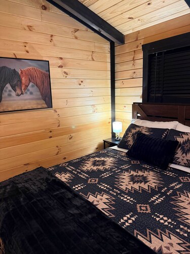 Brand-new Log Cabin On The Creek, Direct Windrock Trial Access Sleep 8