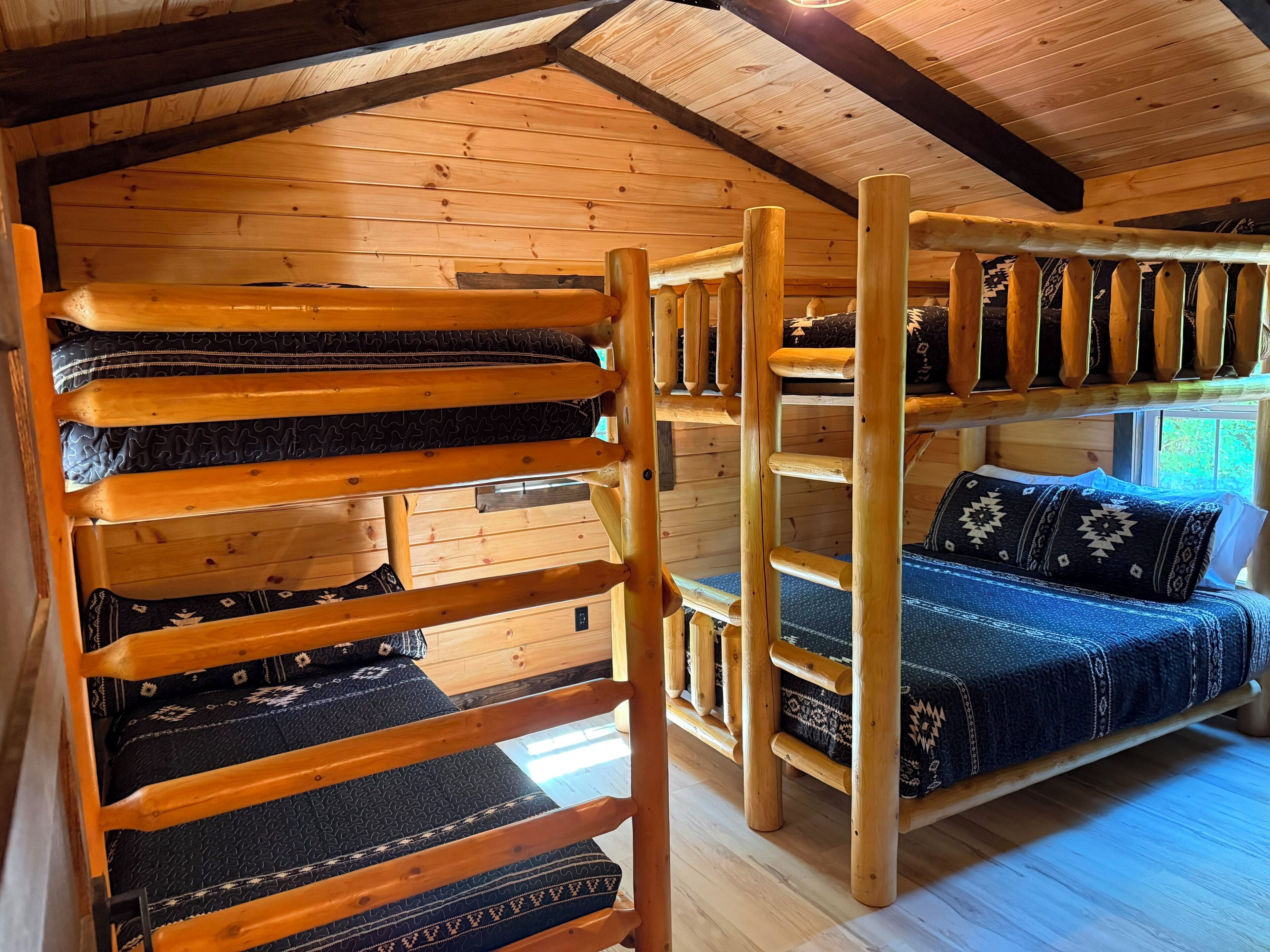 Un intérieur en bois avec des lits superposés et une fenêtre.