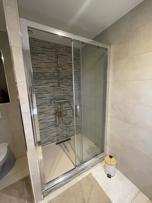 Shower, hair dryer, towels, soap - Vrbo Property (Lapeyrouse-Fossat)