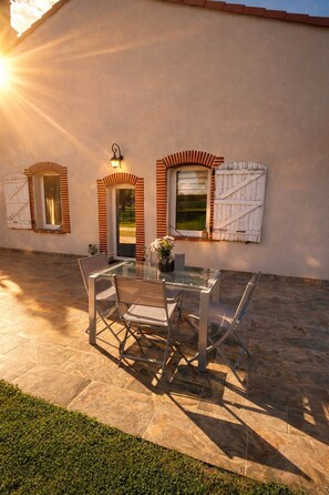 Outdoor dining - Vrbo Property (Lapeyrouse-Fossat)