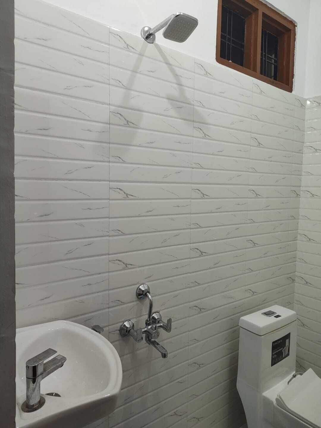 Classic Double Room | Bathroom | Shower, free toiletries, towels, soap