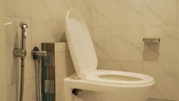 Ducha, artículos de higiene personal gratuitos, toallas y jabón