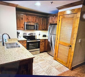Coffee/tea maker, fridge, microwave, oven - Cabin with 1 bedroom and AC in serene Gatlinburg with indoor waterpark. (Gatlinburg)