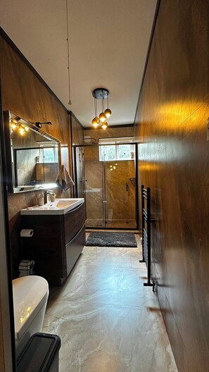 Bathroom - Modern Home in Surrey Quays/ Canada Water, Absolutely Stunning. (London)