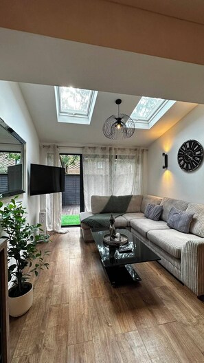Living area - Modern Home in Surrey Quays/ Canada Water, Absolutely Stunning. (London)