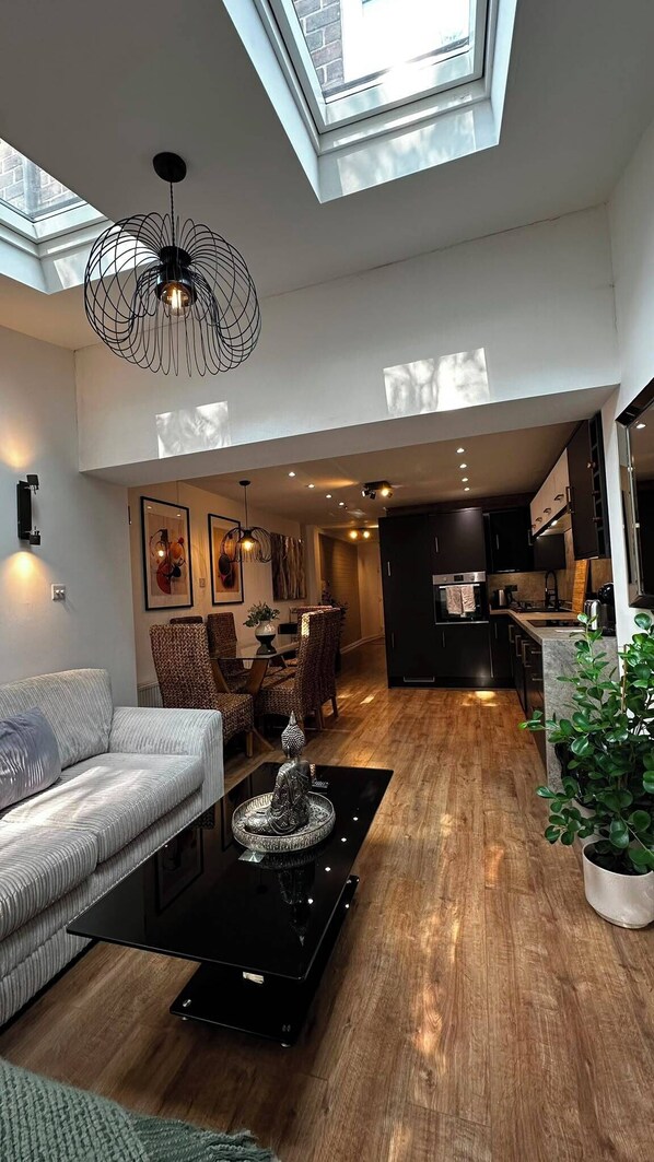Living area - Modern Home in Surrey Quays/ Canada Water, Absolutely Stunning. (London)