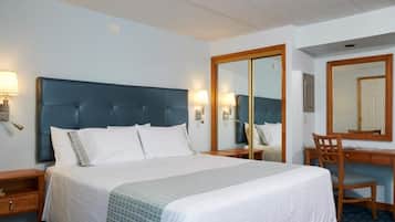 Suite, balcón, vista al océano | Cortinas blackout, tabla de planchar con plancha y wifi gratis