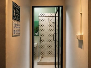 Dortoir Partagé | Salle de bain | Douche, sèche-cheveux, serviettes fournies, savon