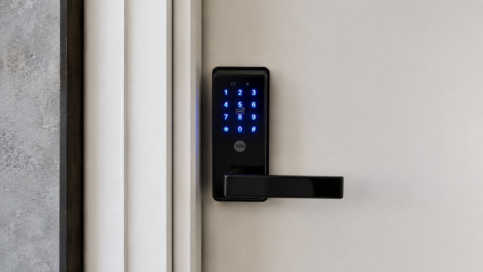 Cerradura electrónica moderna en una puerta.