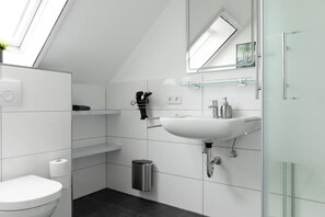 Een douche, een haardroger, handdoeken, zeep