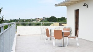 Outdoor dining - S373 – Sirolo, new one-bedroom apartment with a/c, convenient to the beach (Sirolo)