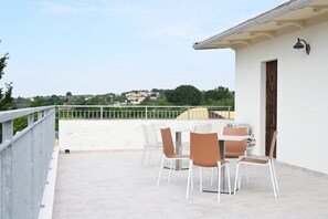 Outdoor dining - S373 – Sirolo, new one-bedroom apartment with a/c, convenient to the beach (Sirolo)