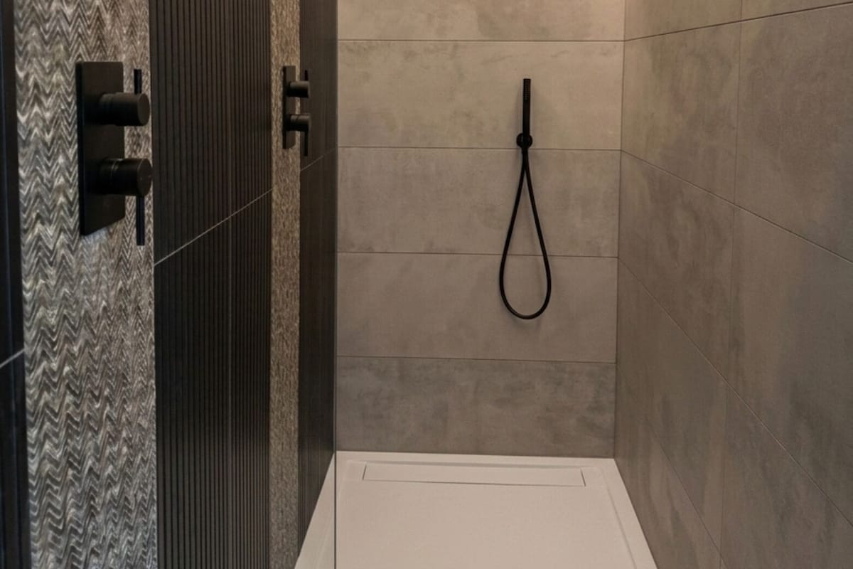 Deluxe Room, City View | Bathroom | Hair dryer, slippers, towels, soap