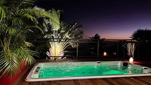 Ein Whirlpool auf einer Holterrasse mit Blick auf den Himmel in der Dämmerung.