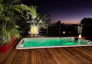 A hot tub on a wooden deck with a view of the sky at dusk. - Ty Lodge Réunion – Pool, Spa, Ocean View, Garden, Near Saint-Pierre & Volcano (Le Tampon)