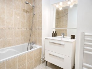 Hair dryer, towels, soap, shampoo - Vrbo Property (Lons-le-Saunier)